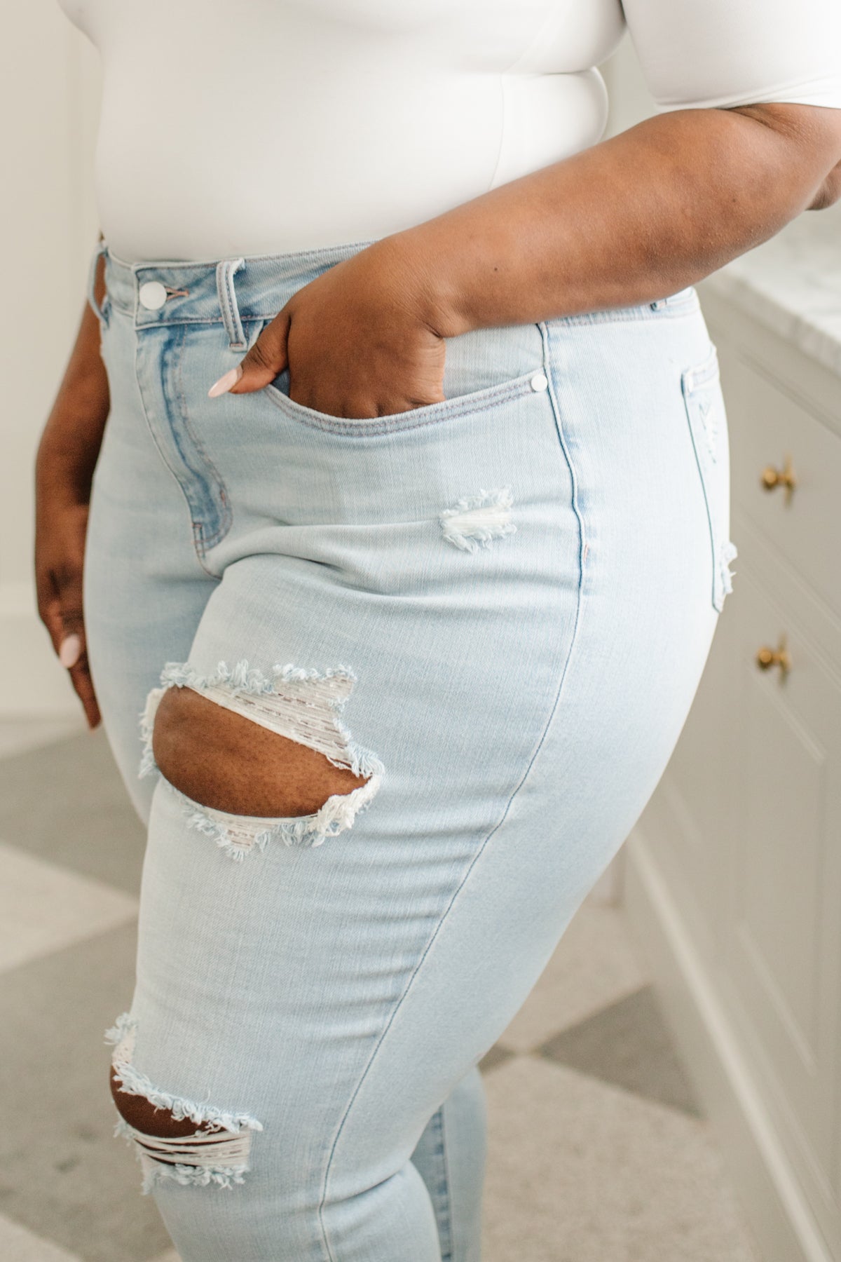 Judy Blue ~ Super Light Destroyed Boyfriend Jeans